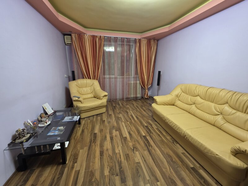 Titan, 1 Decembrie 1918 intersectie Postavarul, 15 minute metrou, la Auchan