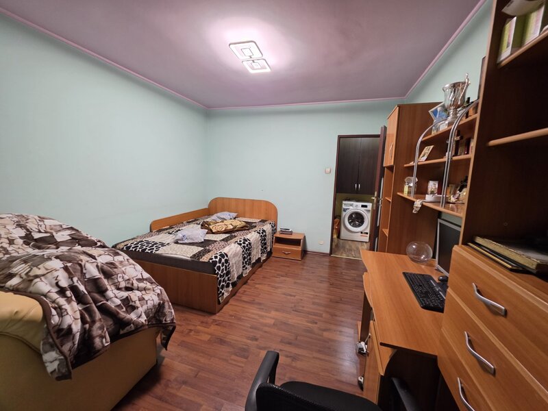 Titan, 1 Decembrie 1918 intersectie Postavarul, 15 minute metrou, la Auchan